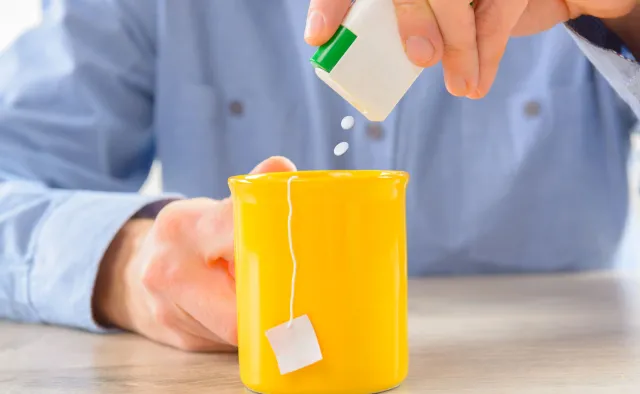 200 razy słodszy niż cukier. Co to jest ASPARTAM i czy szkodzi?