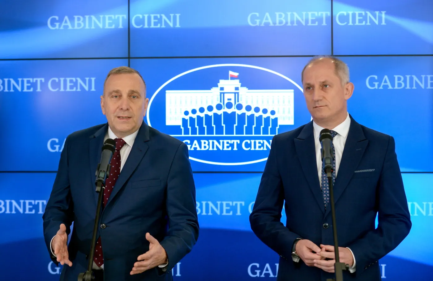 Lider Platformy Obywatelskiej Grzegorz Schetyna oraz przewodniczący klubu parlamentarnego PO Sławomir Neumann podczas konferencji prasowej w Biurze Krajowym PO w Warszawie.