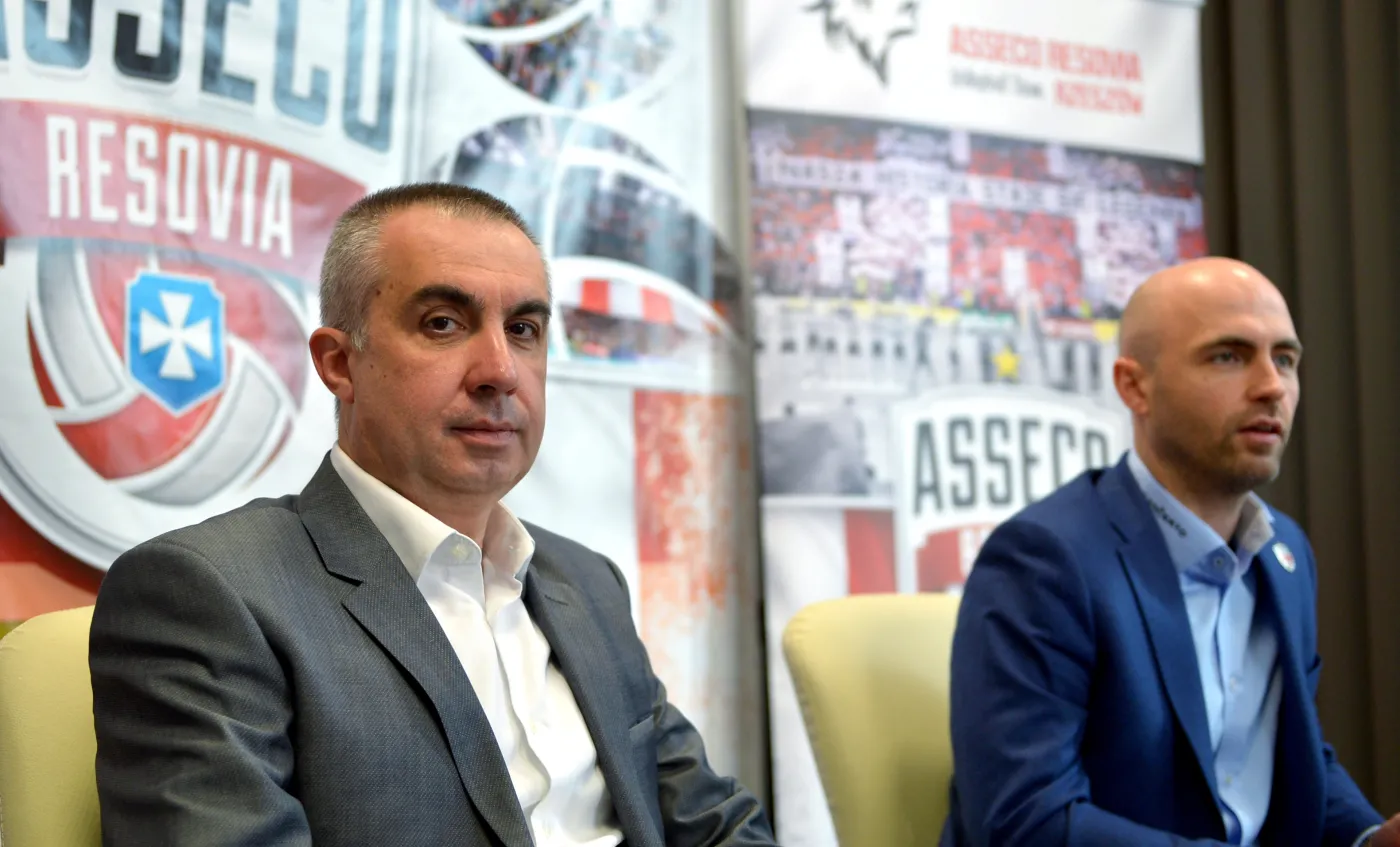 Nowy trener siatkarzy Asseco Resovii Rzeszów Włoch Roberto Serniotti (L) i prezes klubu Bartosz Górski (P)