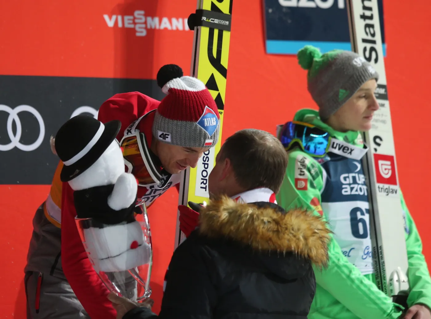 9792635-skoczkom-na-podium-skladal-gratulacje.jpg
