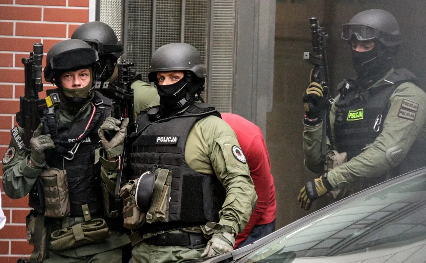 Antyterroryści wyprowadzają podejrzanego o podłożenie bomby