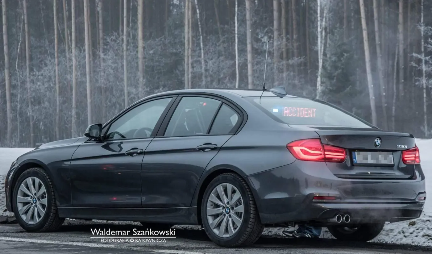 Nieoznakowane BMW 330i jako radiowóz drogówki 