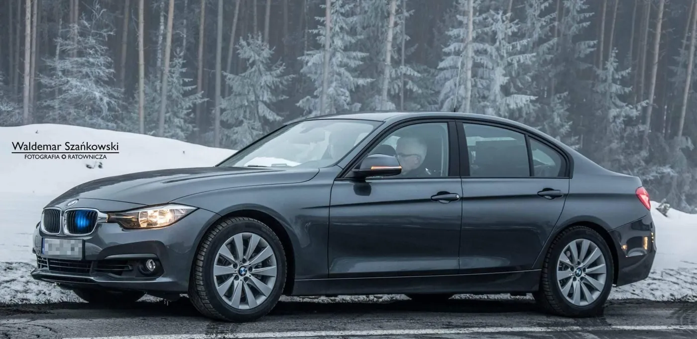 Nieoznakowane BMW 330i jako radiowóz drogówki 