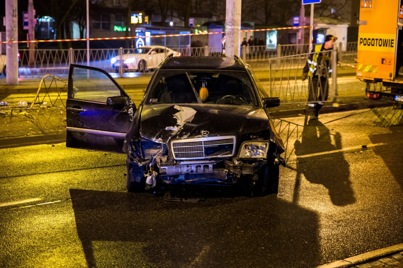 SZCZECIN. SAMOCHÓD UDERZYŁ W PRZYSTANEK