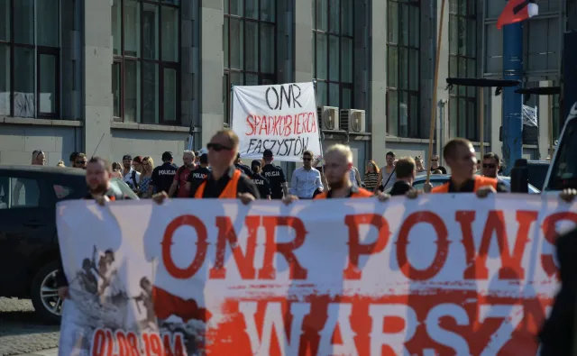 Marsz narodowców z okazji rocznicy Powstania Warszawskiego. Obywatele RP próbowali przeszkodzić manifestacji