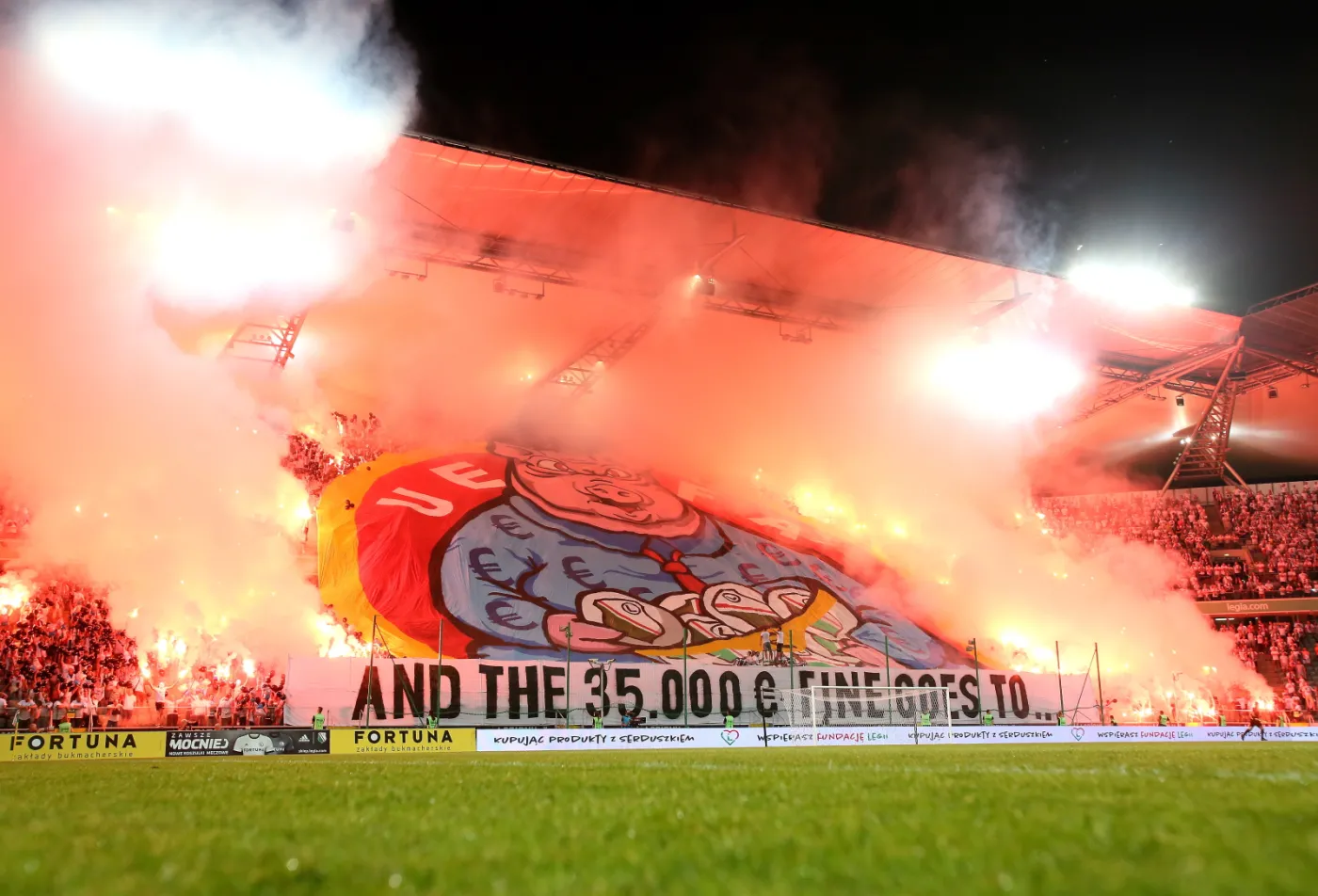 Oprawa meczowa kibiców Legii Warszawa przed spotkaniem 4. rundy eliminacyjnej piłkarskiej Ligi Europejskiej z Sheriff Tiraspol