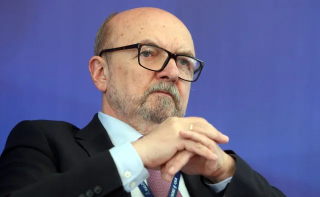 Prof. Legutko: Europa Zachodnia narobiła straszliwego bałaganu demograficznego swoją polityką migracyjną