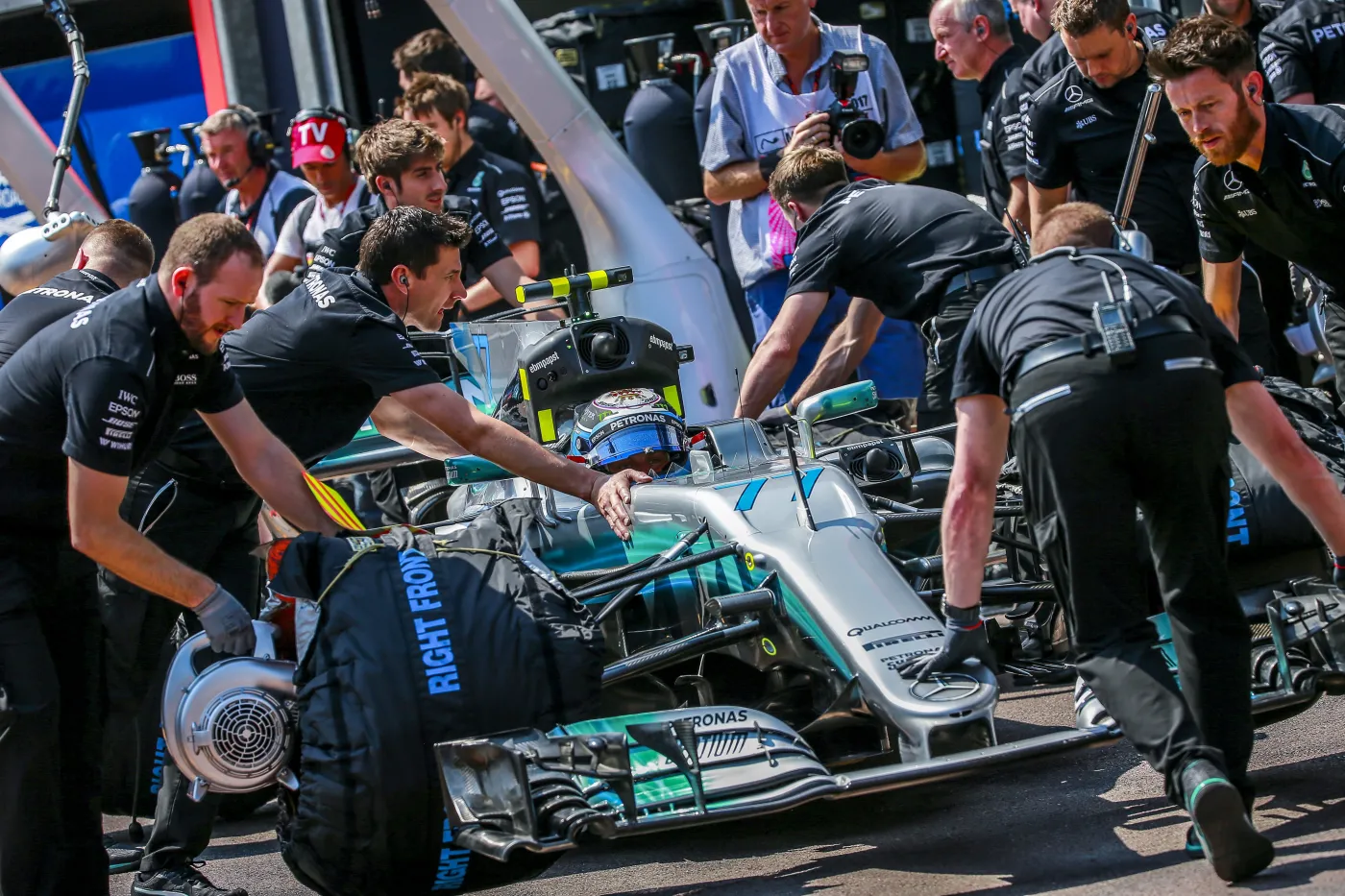 Ekipa Mercedes AMG GP w akcji podczas GP Monako