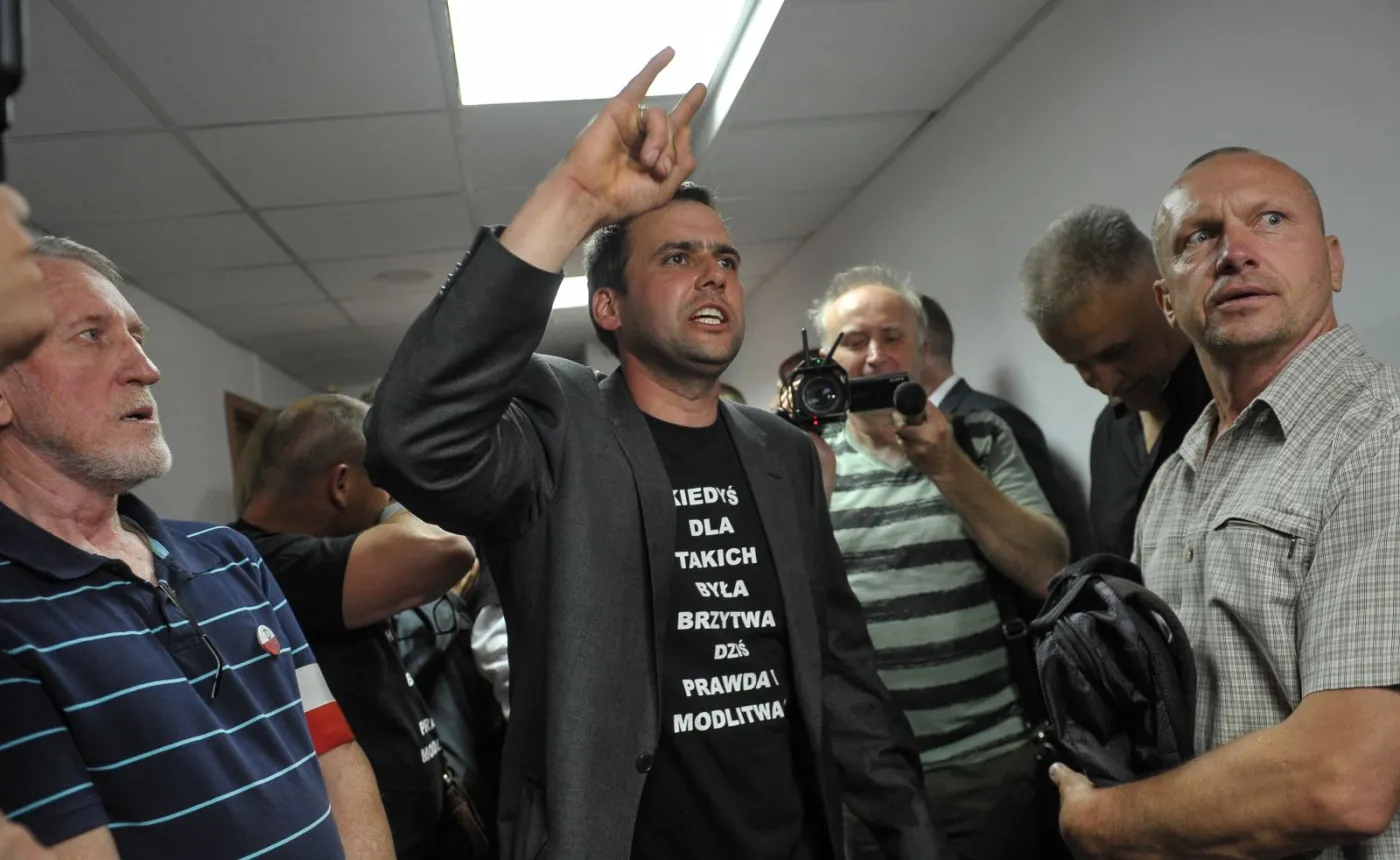 Białe róże dla Scheuring-Wielgus, modlitwa dla Międlara przed procesem za wpis o posłance Nowoczesnej