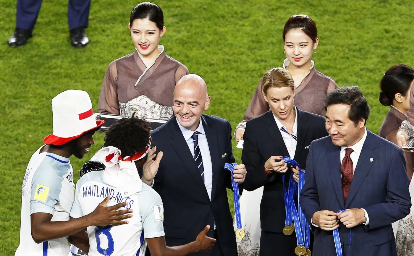 Szef FIFA Gianni Infantino i premier koreańskiego rządu Lee Nak-yeon