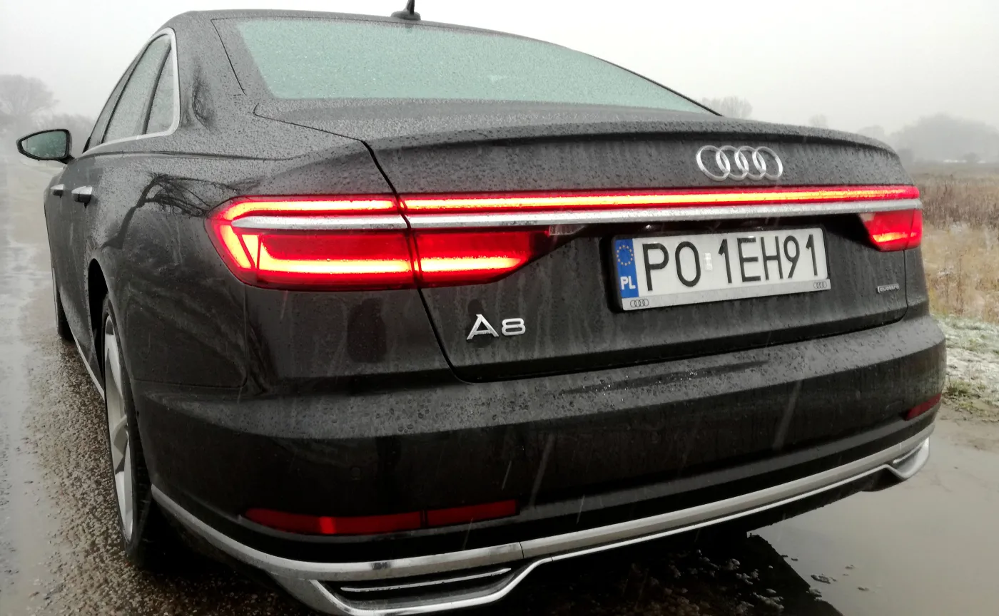 10632932-audi-a8.jpg