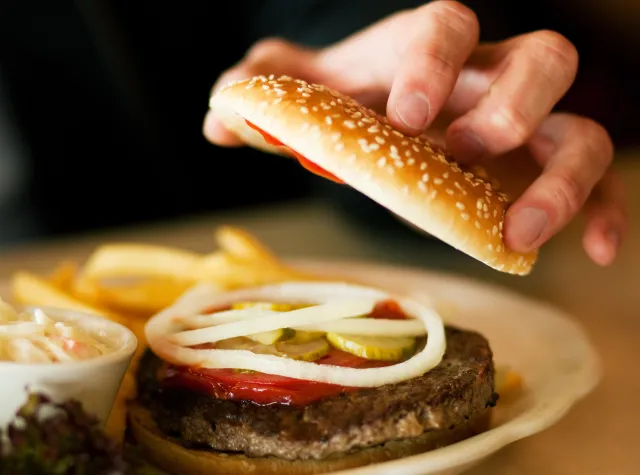 Hamburger z frytkami w niższej cenie? MF zamierza to kontrolować