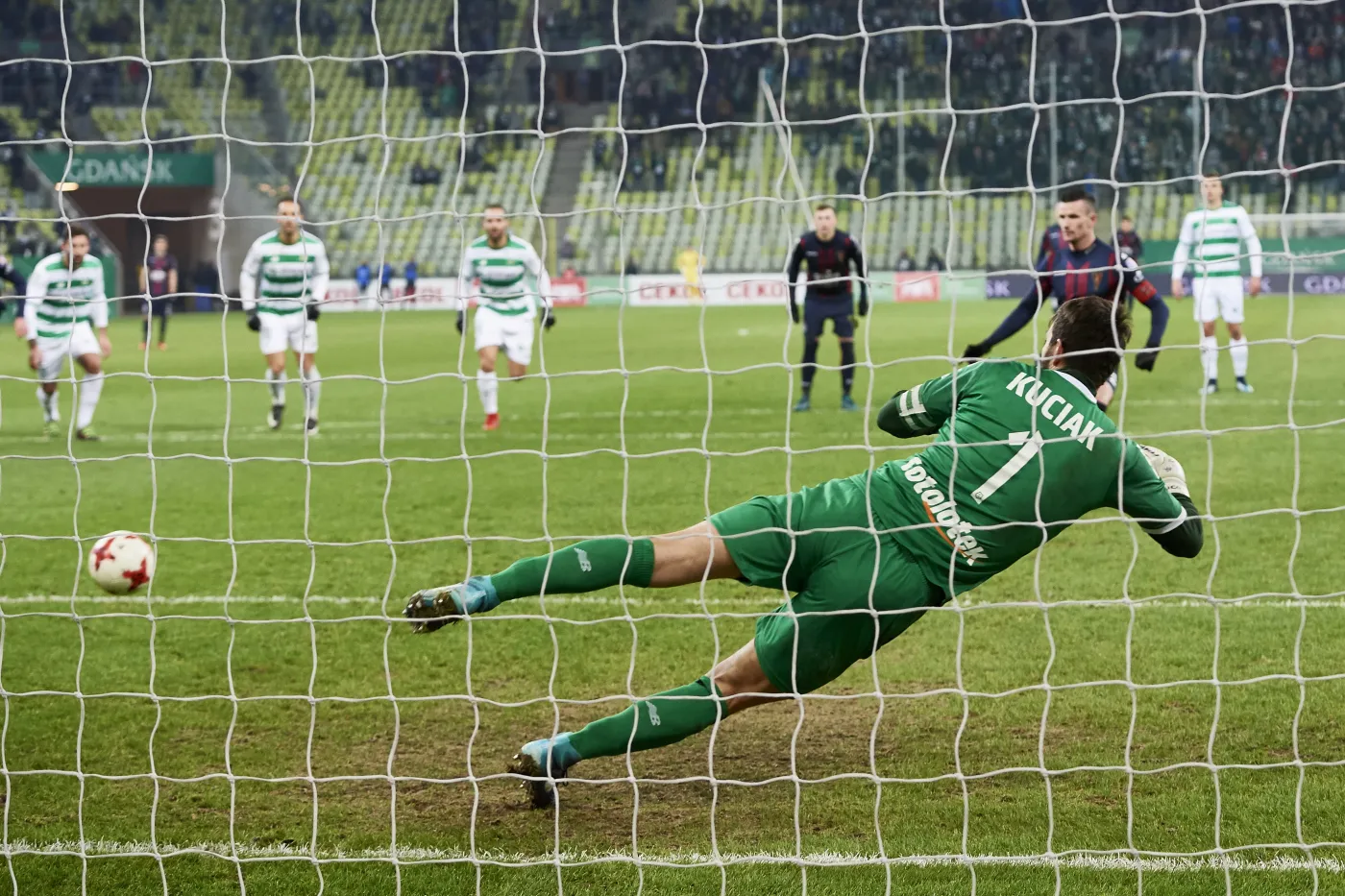 Zawodnik Pogoni Szczecin Adam Frączczak (tył) strzela trzecią bramkę z rzutu karnego bramkarzowi Lechii Gdańsk Dusanovi Kuciakowi