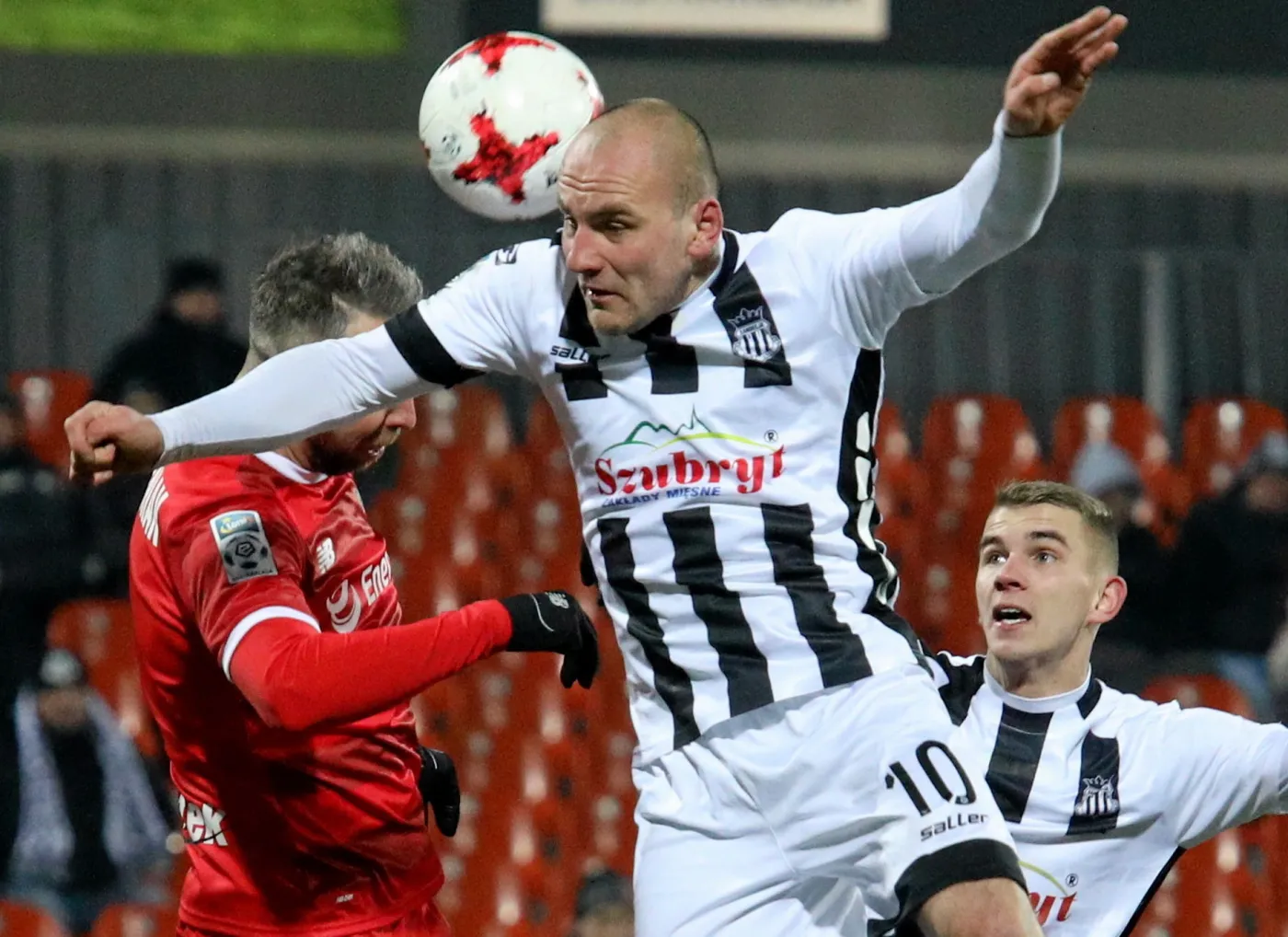 Piłkarze Sandecji Nowy Sącz Wojciech Trochim (C) i Adrian Danek (P) oraz Jakub Wawrzyniak (L) z Lechii Gdańsk