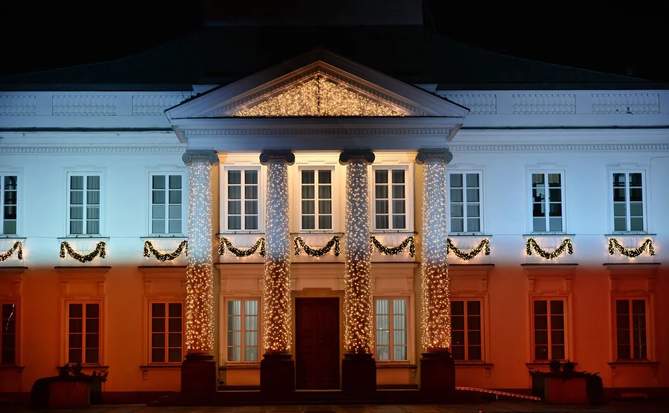 100 rocznica odzyskania Niepodległości. Okolicznościowa iluminacja na fasadzie Belwederu w Warszawie