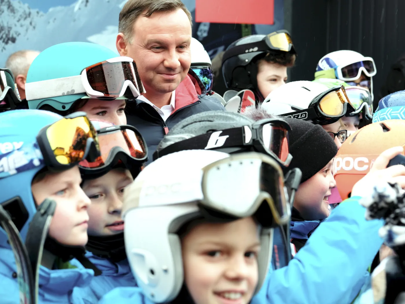 Prezydent Andrzej Duda (C) symbolicznie otworzył należącą do Centralnego Ośrodka Sportu - Ośrodka Przygotowań Olimpijskich kolej linową na Skrzyczne, najwyższą górę Beskidu Śląskiego
