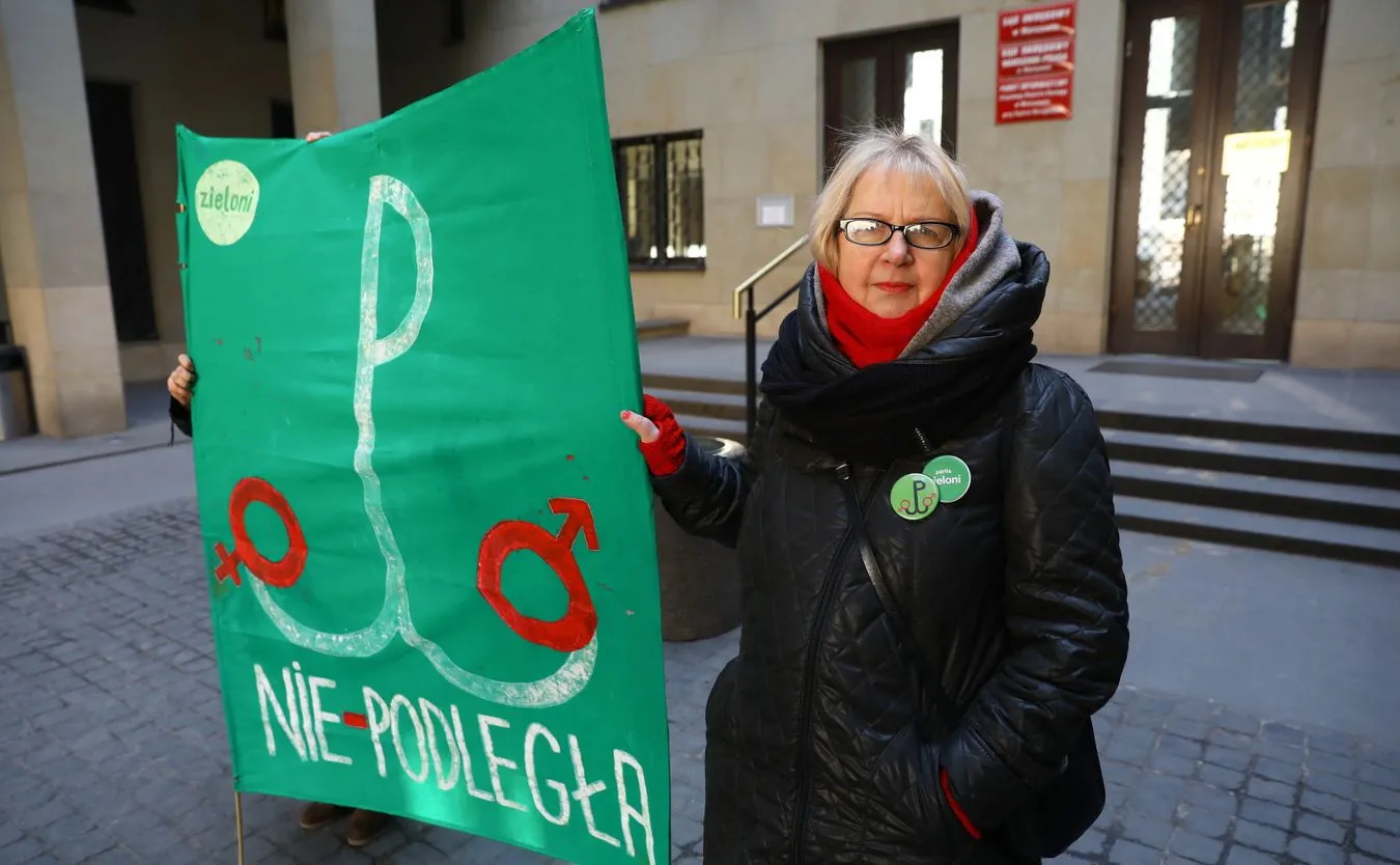 Elżbieta Hołoweńko podczas konferencji prasowej przed rozprawą w Sądzie Okręgowym w Warszawie