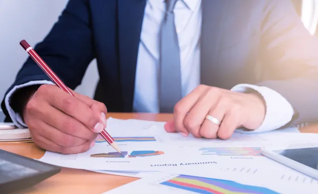 Jak skutecznie wynegocjować podwyżkę? Sprawdź 4 porady, które przybliżą Cię do wyższej pensji