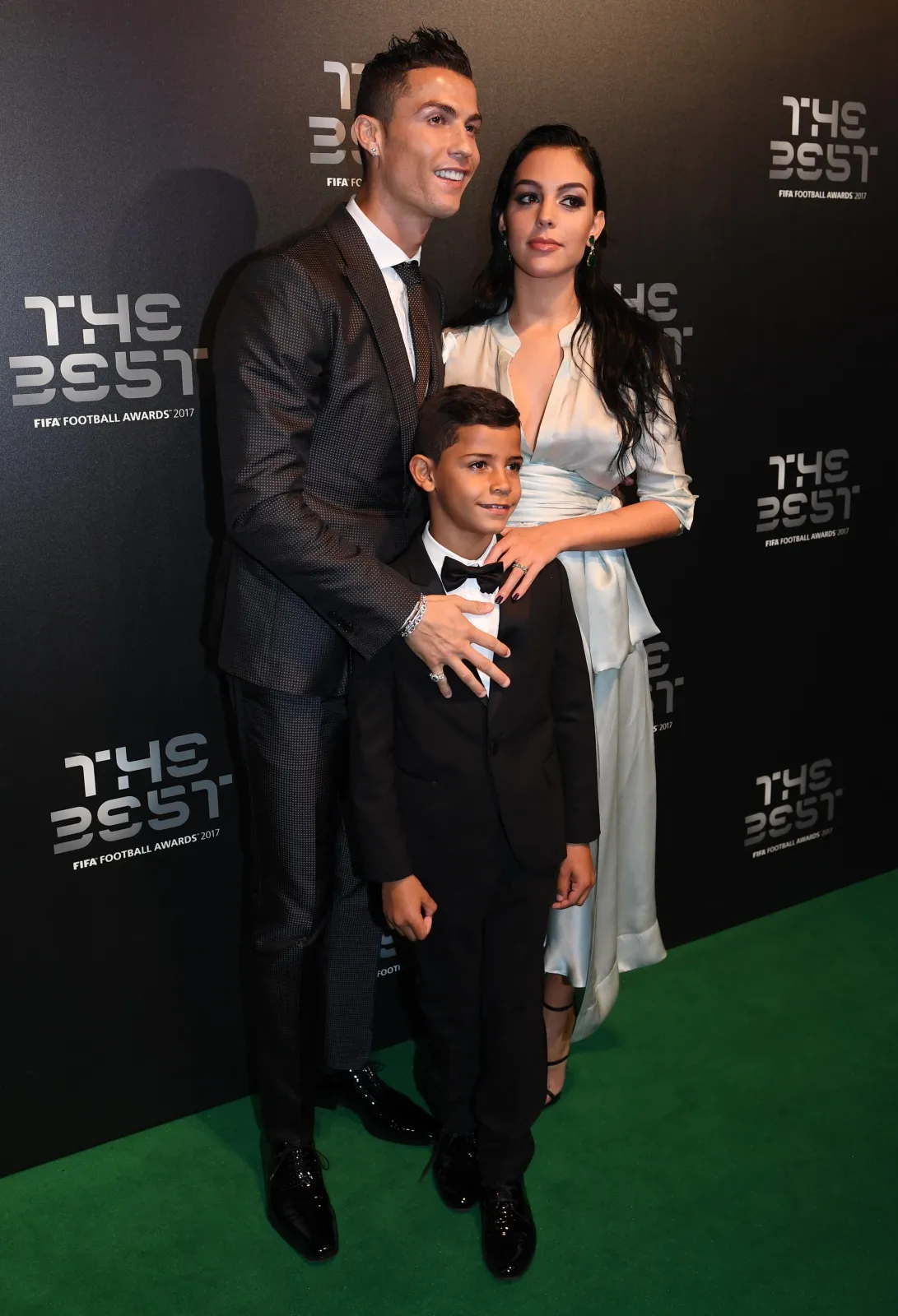 10524882-cristiano-ronaldo-georgina-rodriguez.jpg