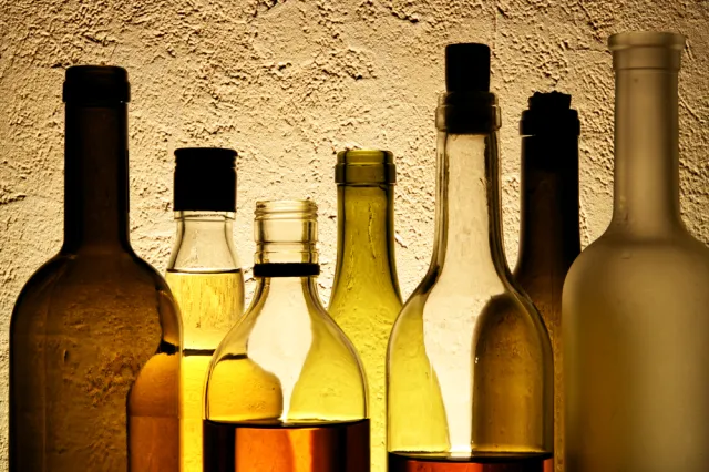 Kilkadziesiąt butelek z alkoholem w Centrum Eksperckim Kontrwywiadu NATO. "Żenujący widok"