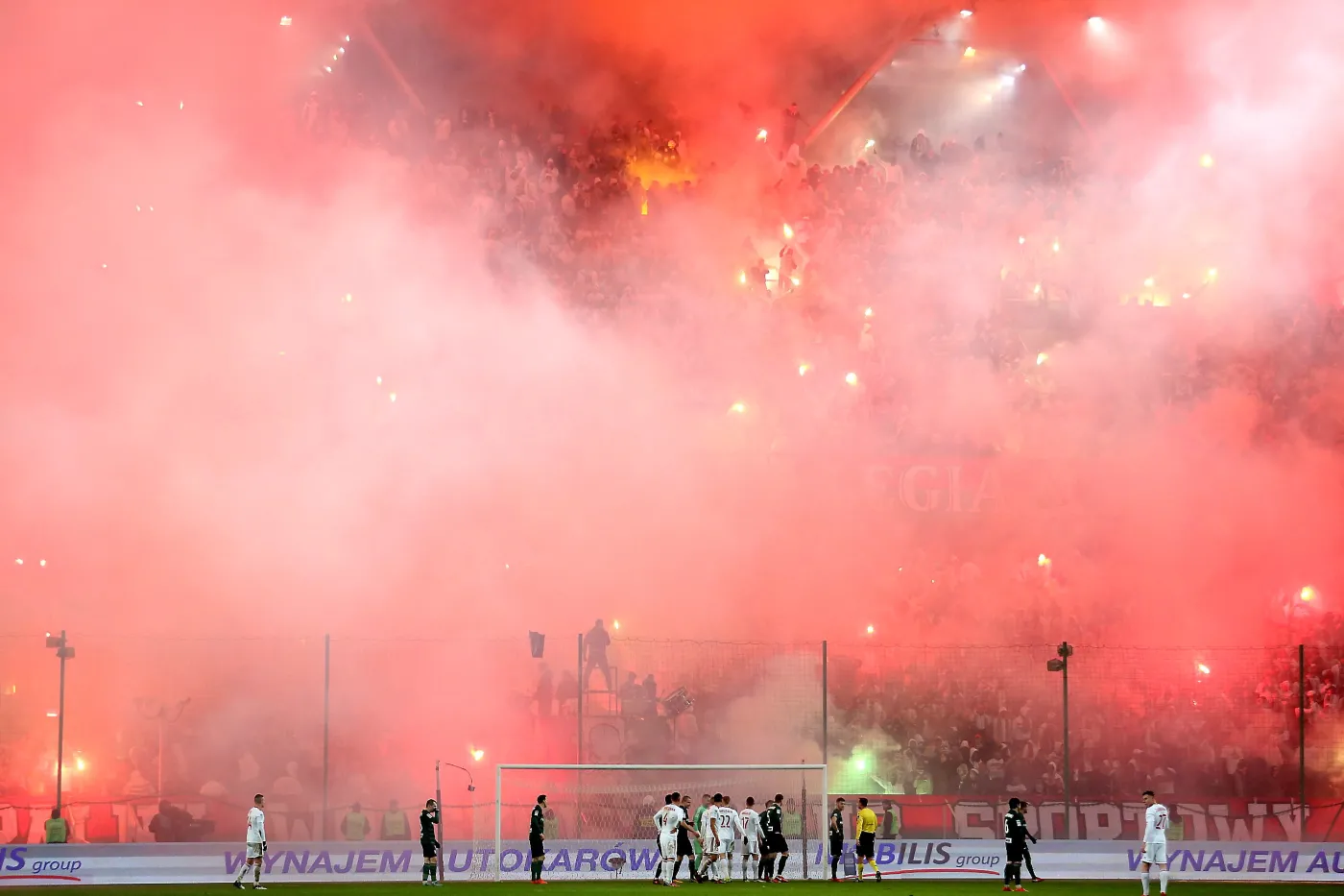 Przerwa w grze spowodowana odpalonymi przez kibiców Legii racami