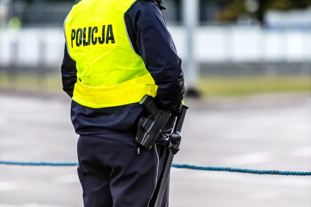 Zniszczone drzwi do siedziby PiS. "Uprzejmie prosimy o kontakt, chętnie ufundujemy blok i kredki"