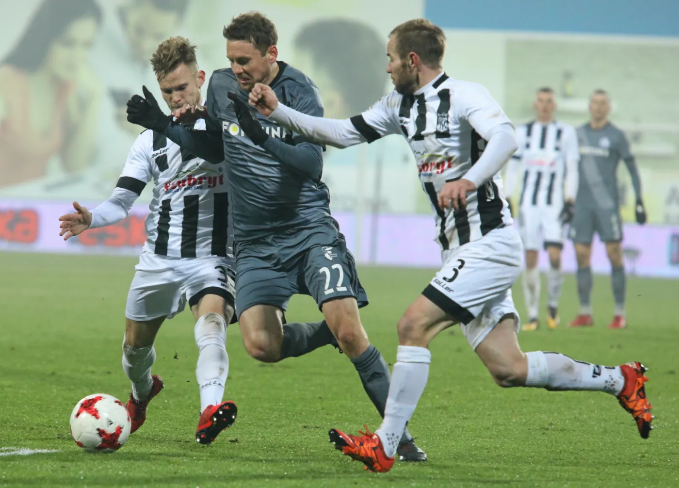Zawodnicy Sandecji Nowy Sącz Bartłomiej Kasprzak (L) i Lukas Kuban (P) oraz Kasper Hamalainen (C) z Legii Warszawa