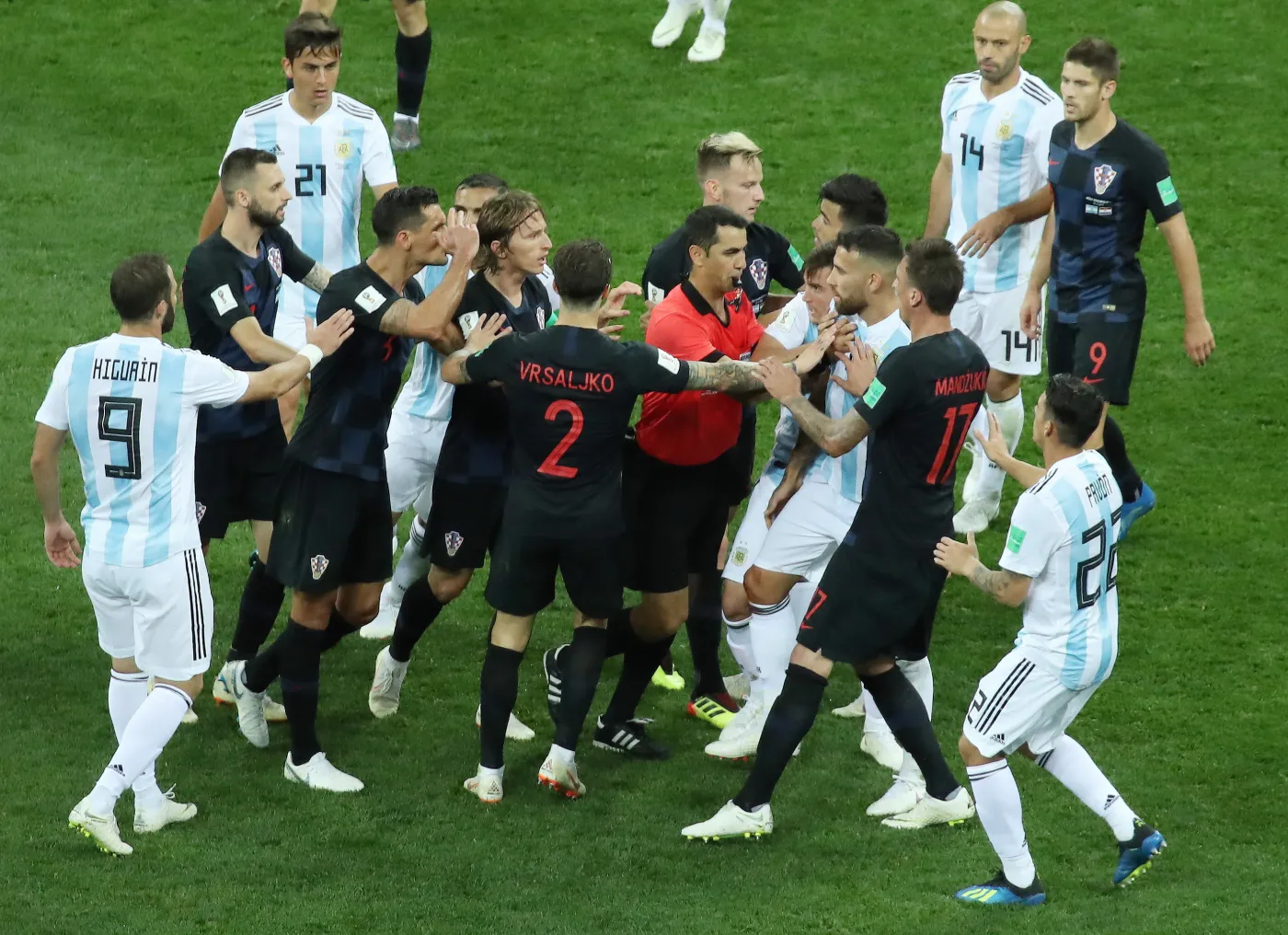 Przepychanki w trakcie meczu Argentyna - Chorwacja