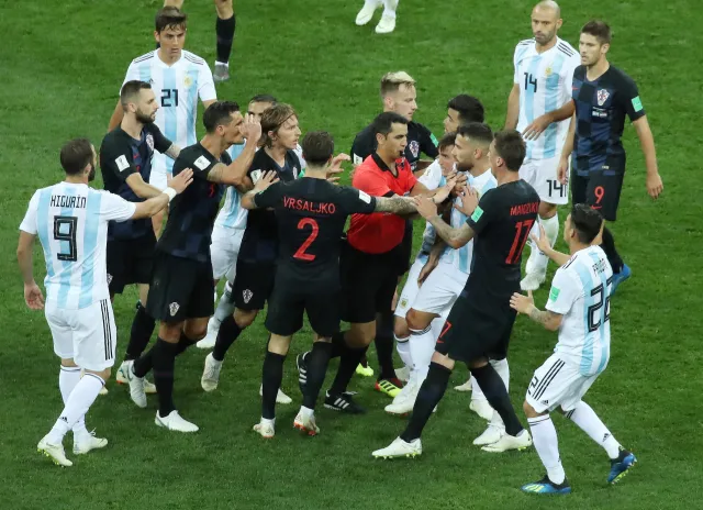 Chamskie zagranie Argentyńczyka. Za to Nicolas Otamendi powinien wylecieć z boiska