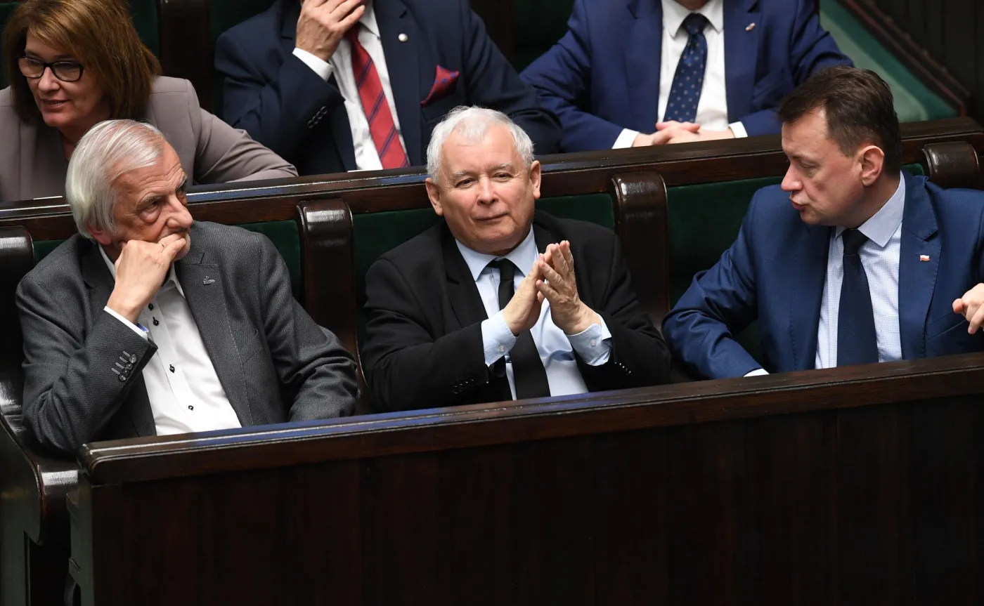 Prezes Jarosław Kaczyński w otoczeniu polityków PiS
