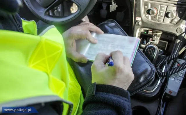 Policjanci ogłosili strajk włoski. Zamiast nakładać kary, mają tylko pouczać