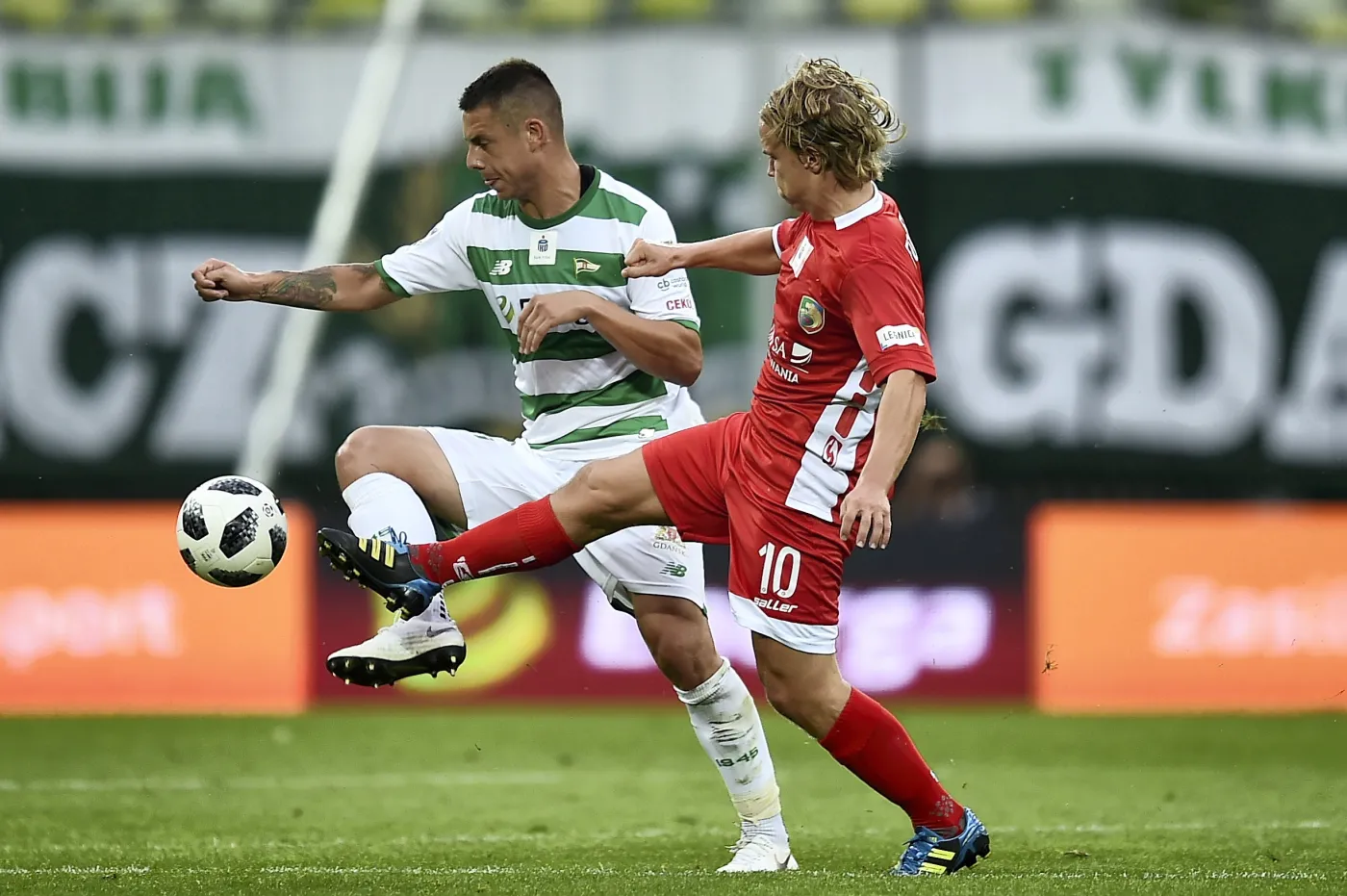 Piłkarz Lechii Gdańsk Ariel Borysiuk (L) i Petteri Forsell (P) z Miedzi Legnica