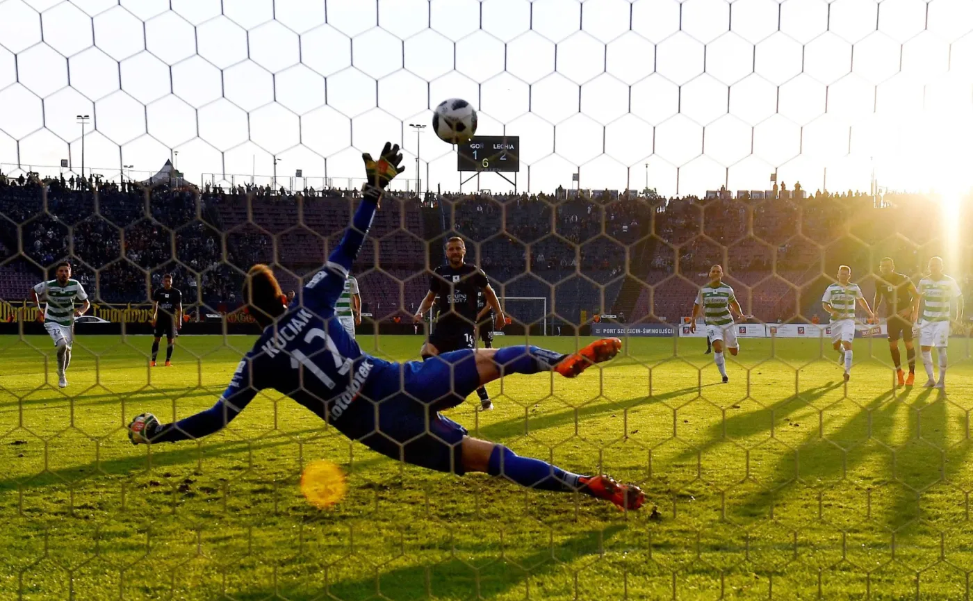Kamil Drygas pokonuje z rzutu karnego Dusana Kuciaka