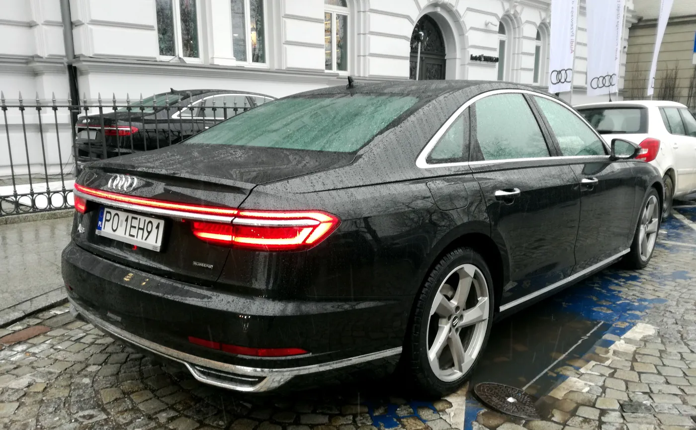 10845731-audi-a8.jpg