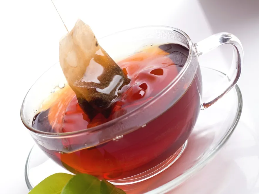 Drugie życie herbaty: TAK wykorzystasz dla urody tę zaparzoną i niewypitą