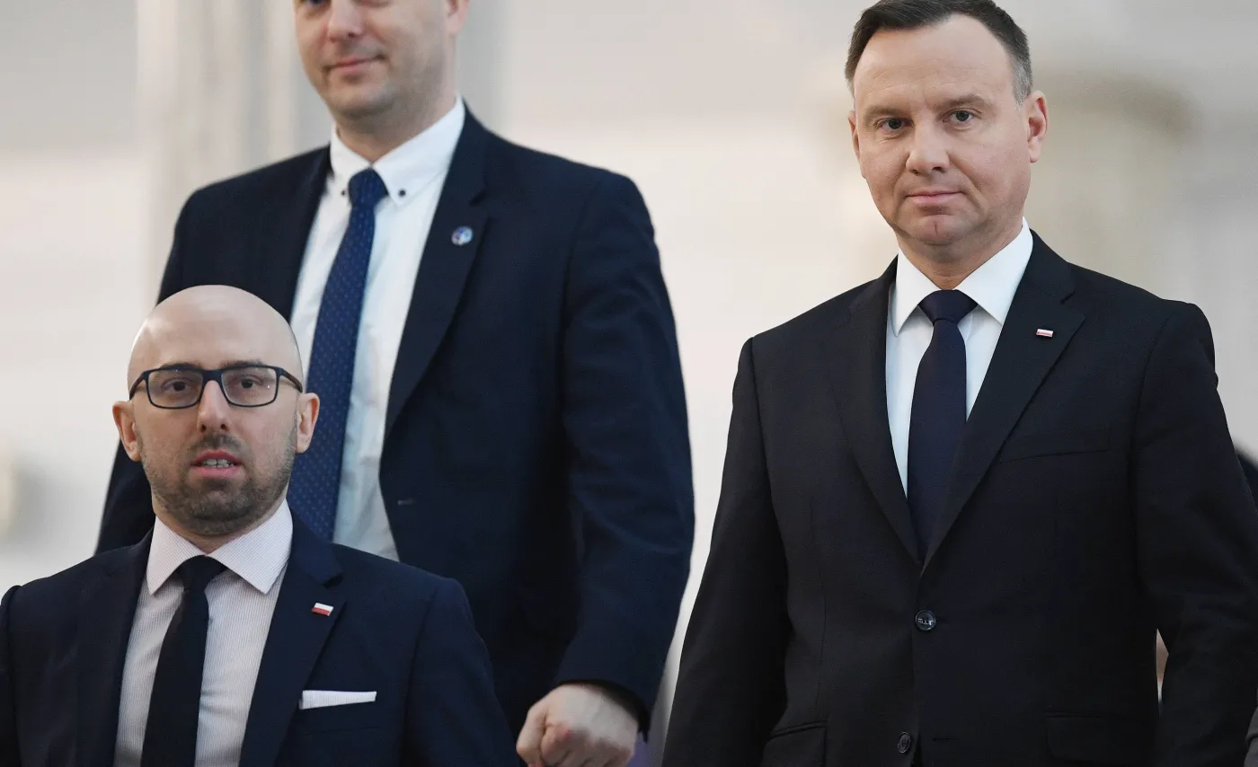 Prezydent Andrzej Duda (2P) i rzecznik prasowy prezydenta RP Krzysztof Łapiński (L-dół) w Sejmie
