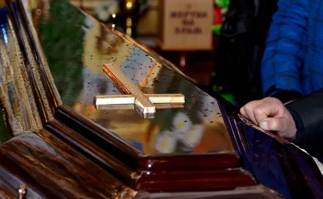 "Płacisz raz. Korzystasz całą wieczność". Jak się (nie) promować do grobowej deski?