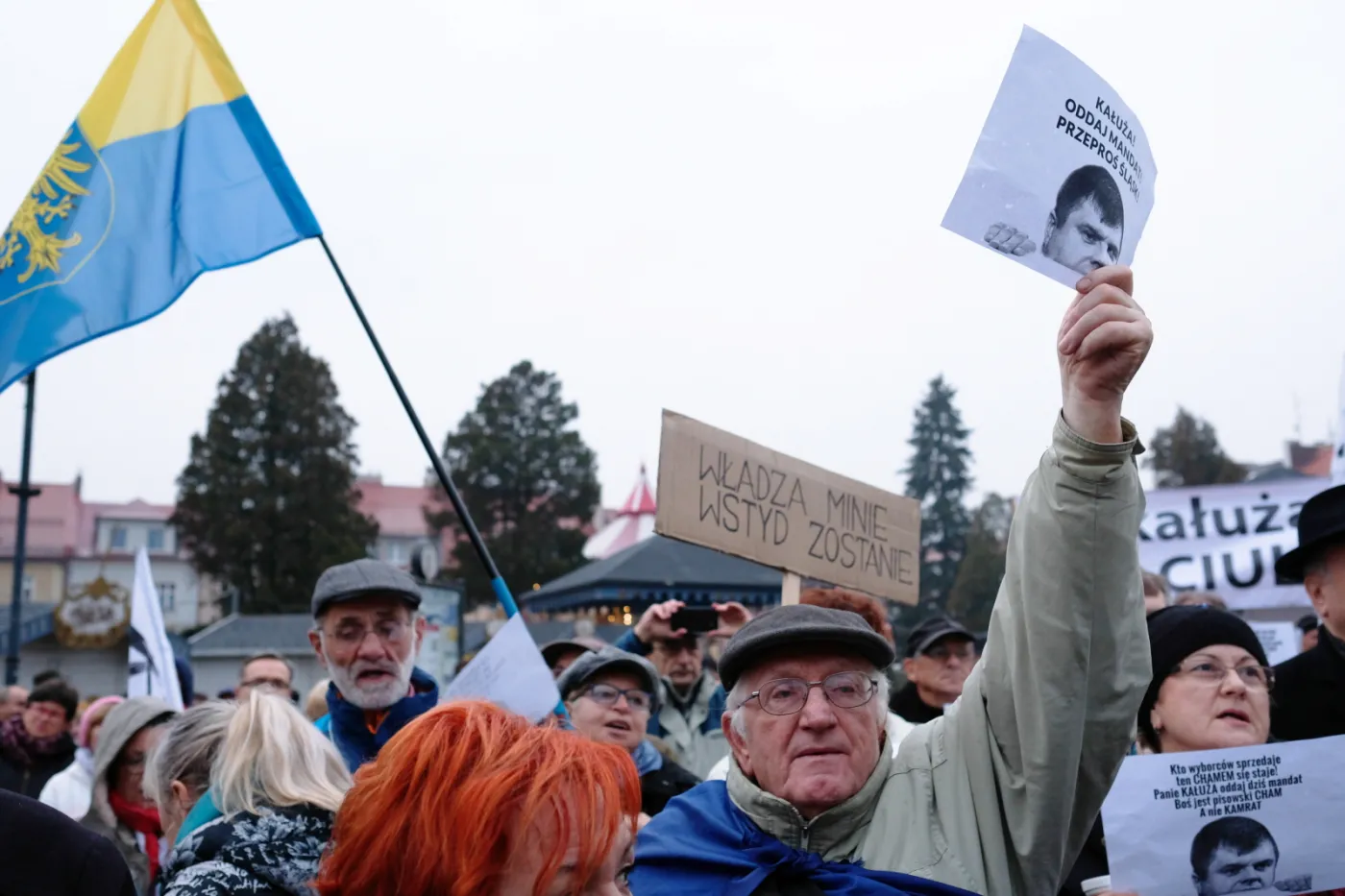 "Jest żeś Ślonzok, nie rób gańby", "Kałuża, oddaj mandat". Manifestacja przeciwko radnemu, który przeszedł do PiS