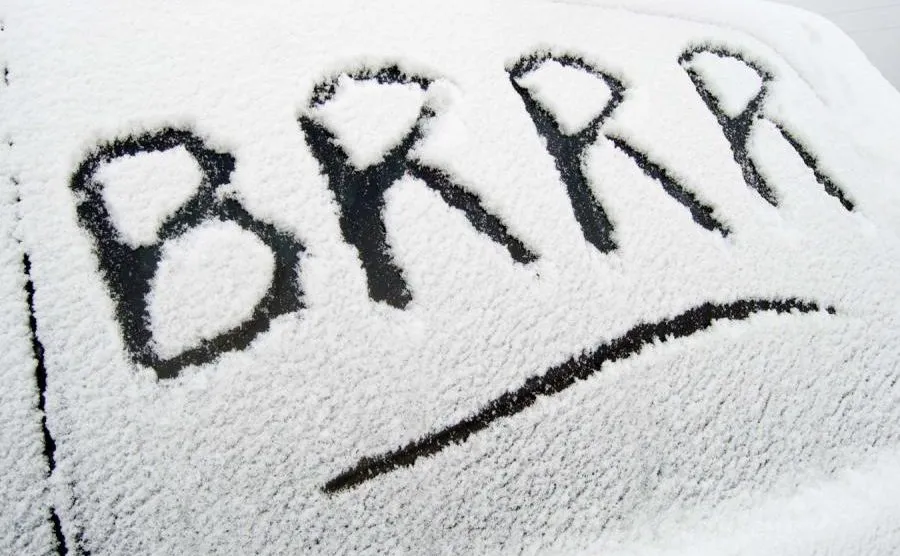 TVP Info radzi zimą, a kierowcy kpią i pękają ze śmiechu. Jak odpalić samochód na mrozie?