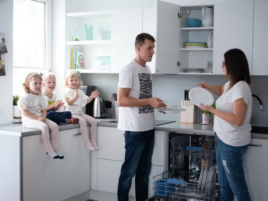 Kobiety nie są dużo lepsze od mężczyzn. Badanie pokazało, jak obie płci wymigują od obowiązków domowych