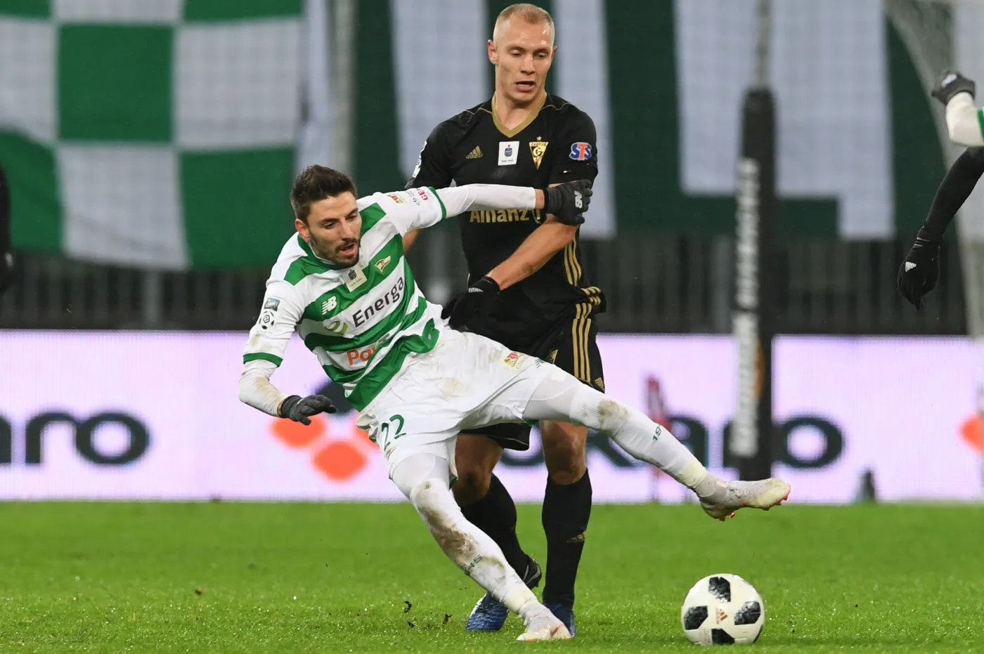 Zawodnik Lechii Gdańsk Filip Mladenovic (L) i Kamil Zapolnik (P) z Górnika Zabrze