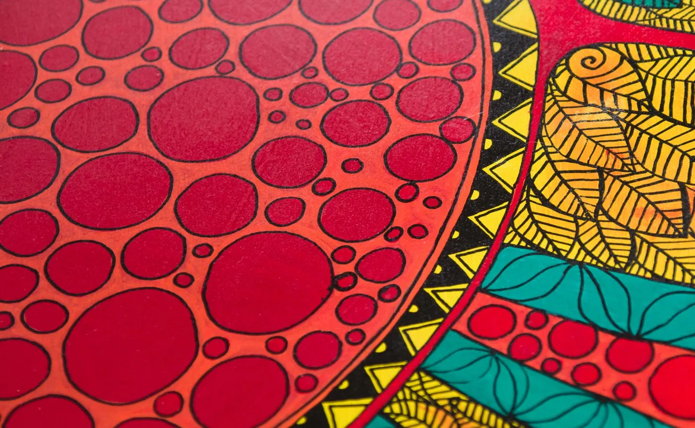 "Kolor ma moc!". Niezwykle malunki na starych meblach – trwały trend czy chwilowa moda?