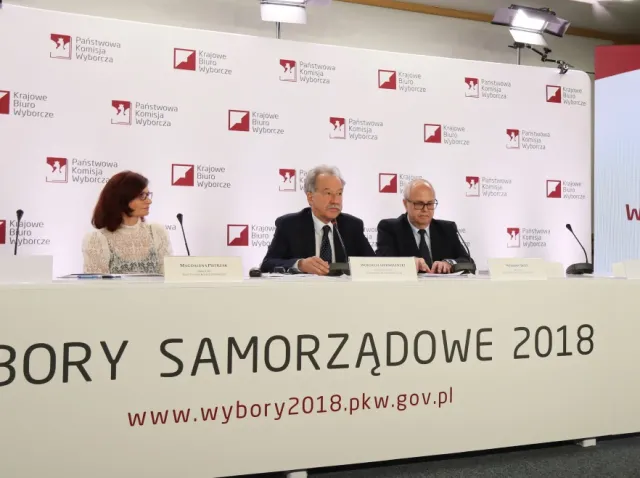 Lepiej byłoby tego nie widzieć... Niewytłumaczalnie nieudana stylizacja szefowej Krajowego Biura Wyborczego. FOTO