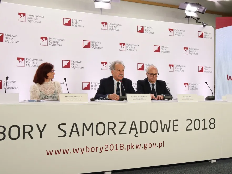Lepiej byłoby tego nie widzieć... Niewytłumaczalnie nieudana stylizacja szefowej Krajowego Biura Wyborczego. FOTO