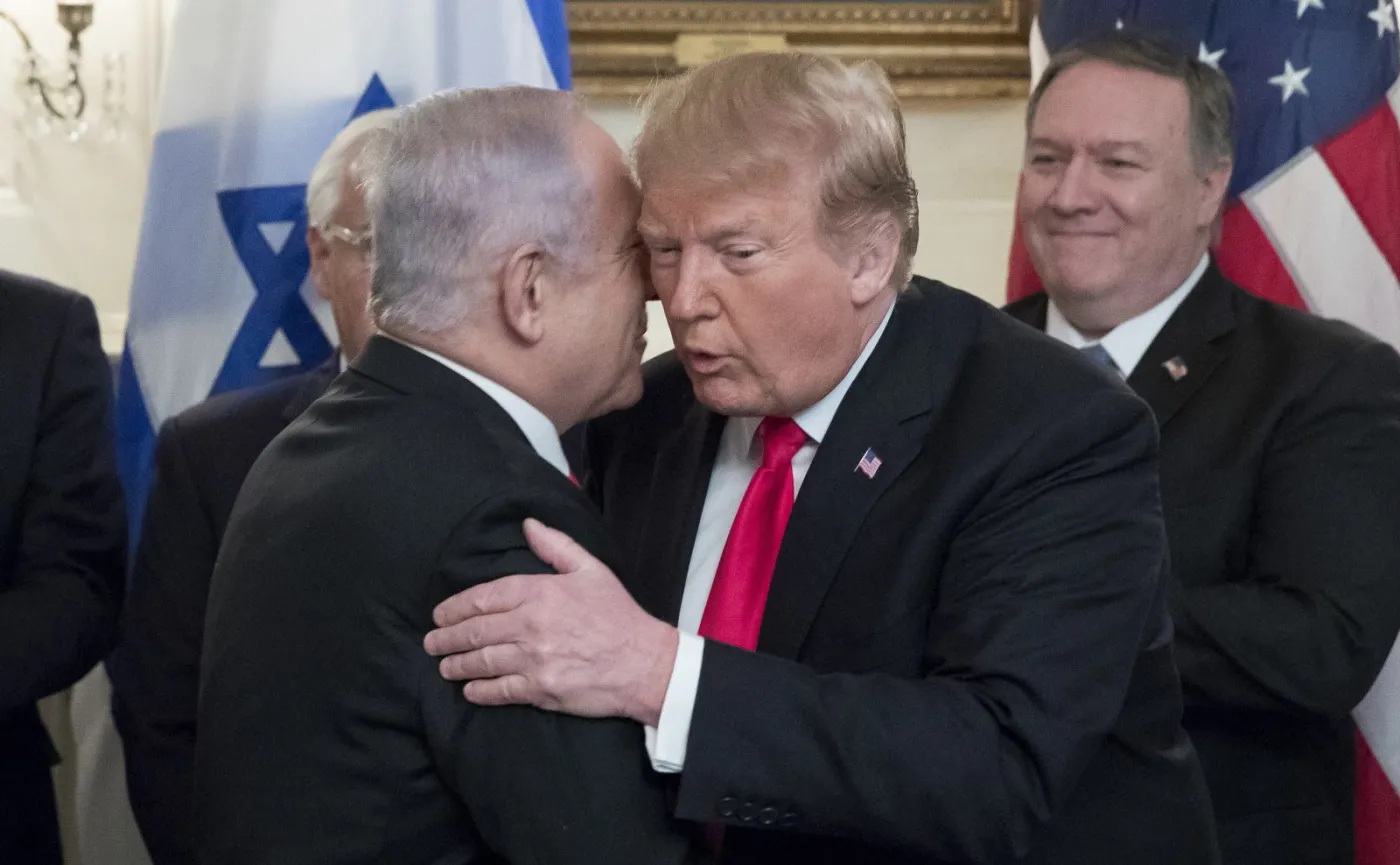 Spotkanie Donalda Trumpa z Benjaminem Netanjahu, w tle Mike Pompeo