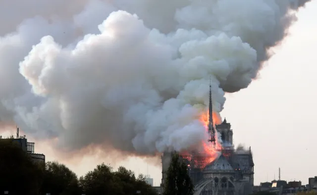 Spłonęła paryska katedra Notre Dame [ZDJĘCIA]