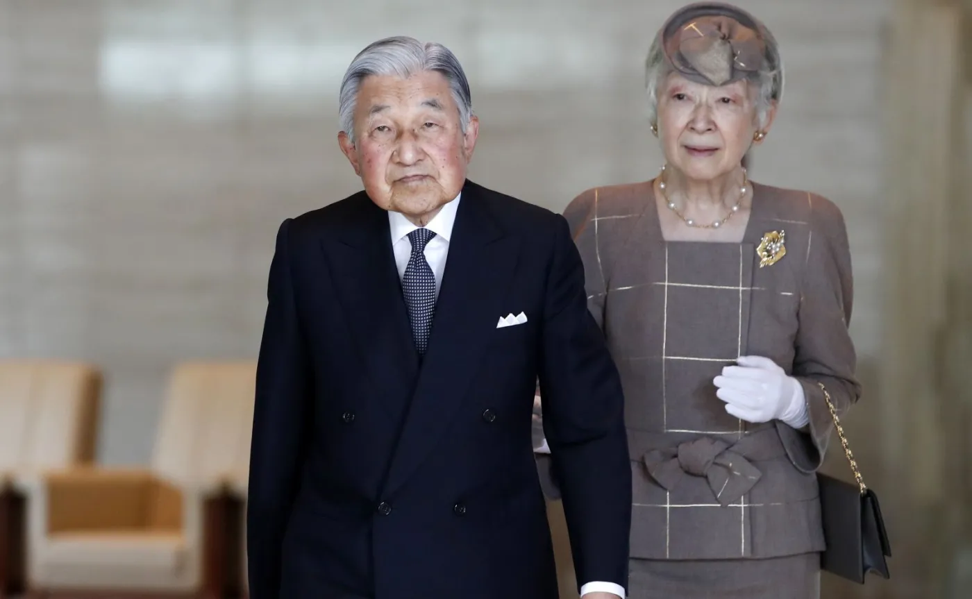 Abdykujący cesarz Akihito z cesarzową Michiko