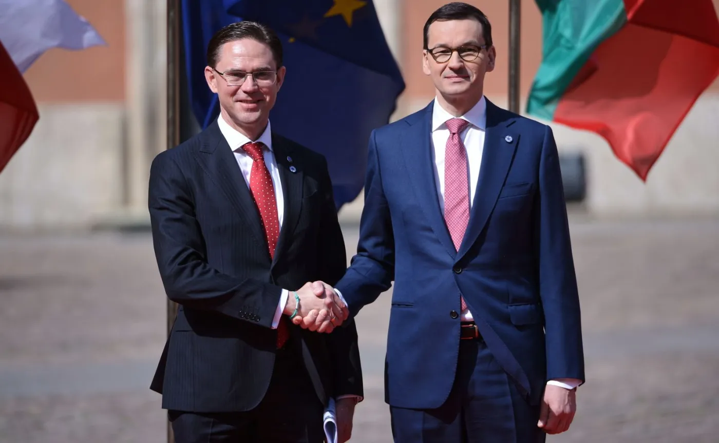 Wiceprzewodniczący Komisji Europejskiej Jyrki Katainen oraz premier Mateusz Morawiecki podczas szczytu na dziedzińcu Zamku Królewskiego