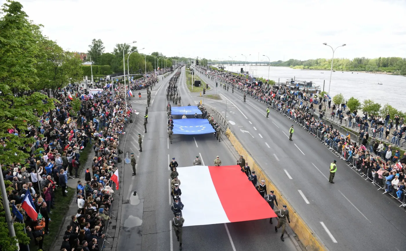 12300273-defilada-w-swieto-narodowe-trzeciego.jpg