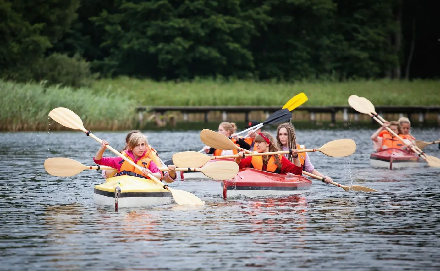 5 najpopularniejszych obozów młodzieżowych tego lata. Od sportu przez przygodę po sztukę